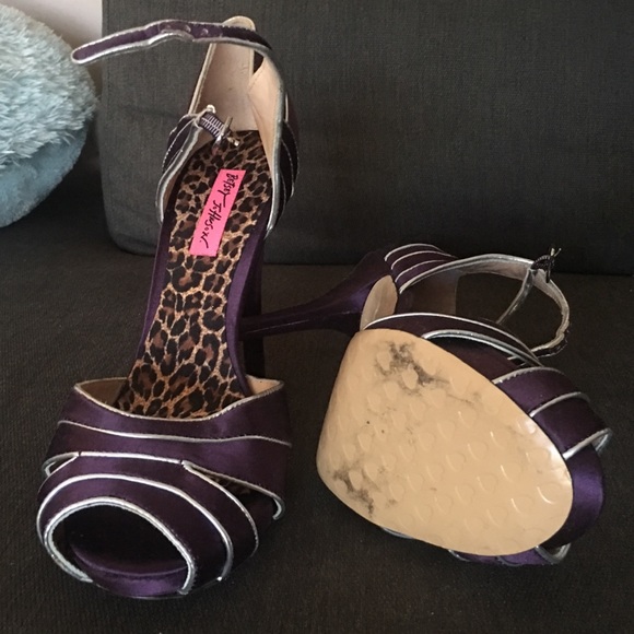 Heeled Sandals - Picture 2 of 3